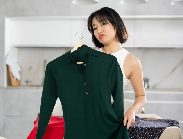 Rozrušený Mladý Asijské Žena Dívá Neuspokojivě Šaty Držené Ruce Výběr — Stock fotografie