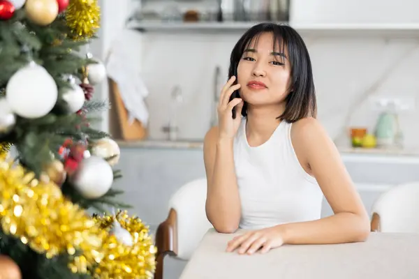 Glückliche Junge Asiatin Beim Telefonat Neujahrsbaum Der Küche — Stockfoto