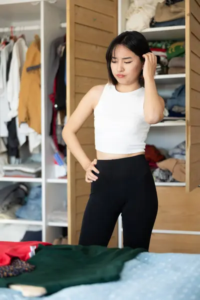 Triste Jeune Asiatique Fille Essayer Choisir Robe Debout Par Garde — Photo