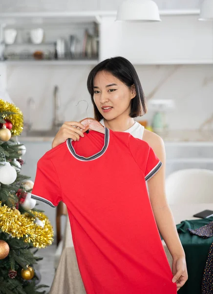 Mutlu Genç Asyalı Kız Mutfakta Xmas Ağacının Yanında Duran Elbiseyi — Stok fotoğraf
