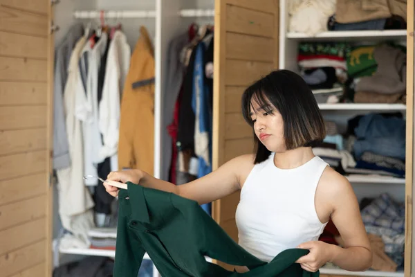 Bouleversé Jeune Asiatique Femme Regardant Robes Tenue Main Pour Choix — Photo