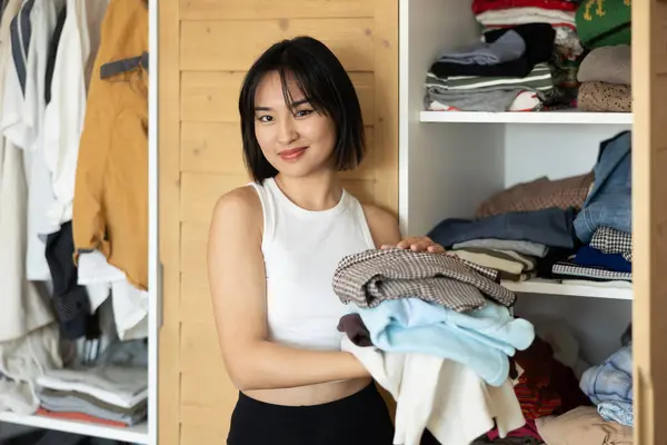 Šťastný Mladý Asijské Dívka Držení Nějaké Předměty Oblečení Stojící Před — Stock fotografie