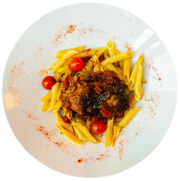 Prato Massa Deliciosa Com Carne Frango Tomate Cereja Ervas Isolado — Fotografia de Stock