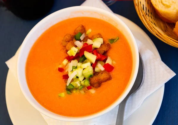Traditionelle Andalusische Kalte Suppe Gazpacho Schüssel Mit Gurken Und Tomaten — Stockfoto