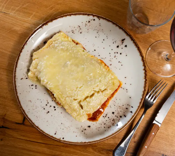 Ruokahalua Lasagnea Lihaa Juustoa Tarjoillaan Lautasella — kuvapankkivalokuva