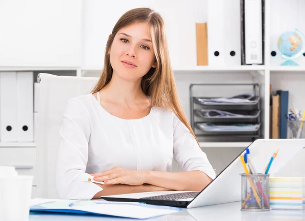 Portrait Young Happy Relaxed Businesswoman Workplace — Stock Photo, Image