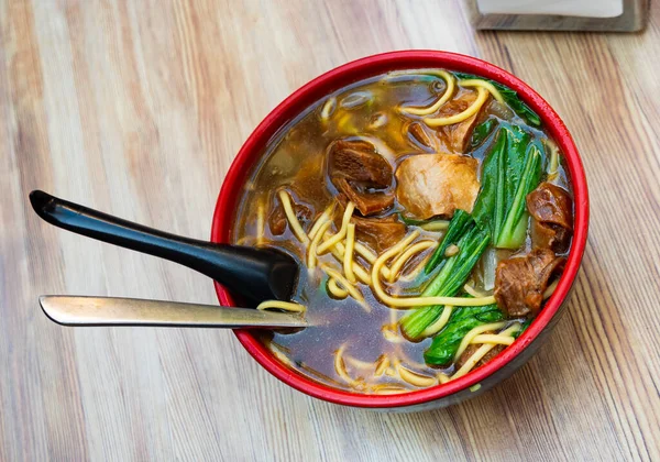 Sopa China Con Carne Res Fideos Col Mostaza Verde Sumergida — Foto de Stock