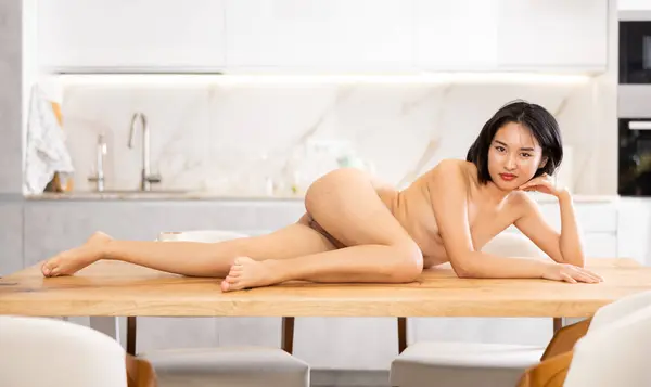Naken Asiatisk Flicka Ligger Skrivbordet Köket Ung Kvinnlig Modell Blottade — Stockfoto