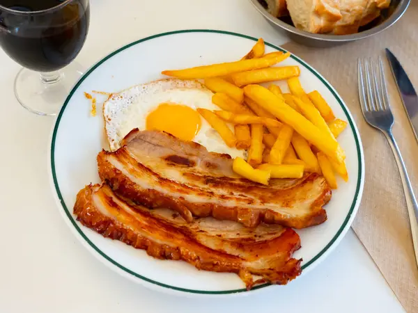 Delicious Breakfast Pork Belly Fried Eggs Fries — Stock Photo, Image