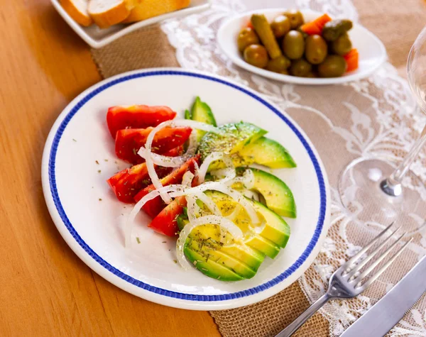 オリーブ 枝パン 赤ワインのグラスは 赤いトマト アボカド 白い玉ねぎのサラダを提供しています お祝いの料理 おいしいのコンセプト 健康的な 健康的なさまざまな食品 — ストック写真