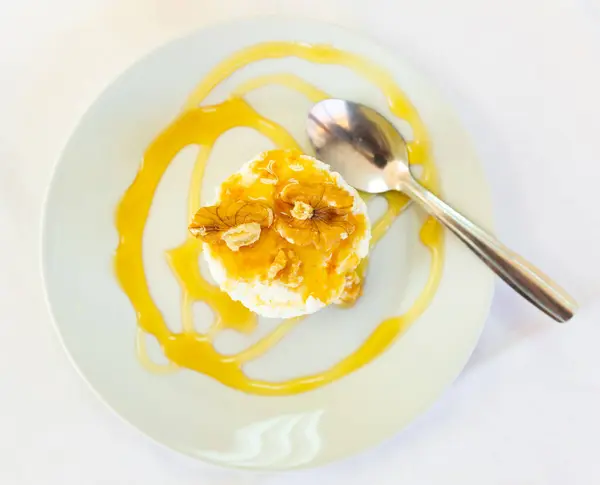 Portion Delicious Cottage Cheese Walnuts Honey — Zdjęcie stockowe