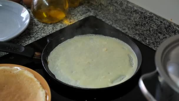 Frisch Zubereitete Dünne Pfannkuchen Mit Butterstück Liegen Stapelweise Einem Teller — Stockvideo