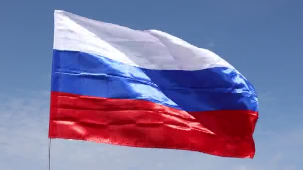 Närbild Den Ryska Flaggan Fladdrar Vinden Mot Blå Himmel Högkvalitativ — Stockvideo
