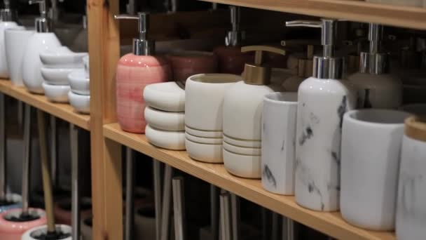 Dispenser Sabun Sikat Toilet Dan Pemegang Sikat Gigi Untuk Dijual — Stok Video