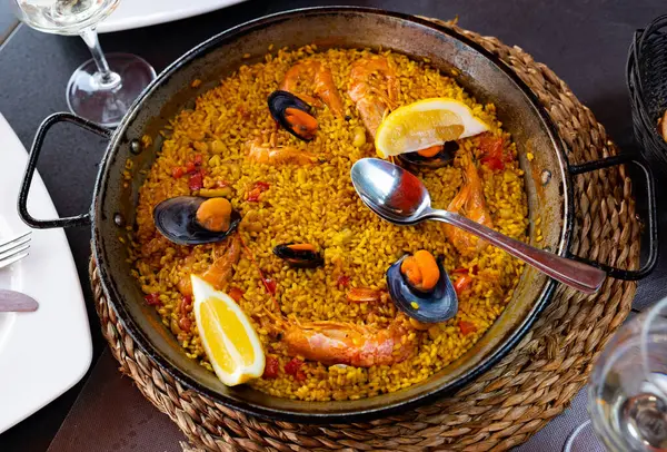 National Spanish Rice Dish Paella Tinted Saffron Prepared Olive Oil — Fotografia de Stock