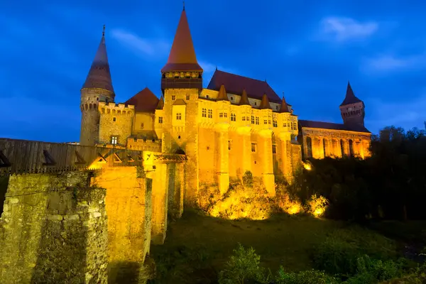 Średniowieczny Zamek Corvin Południu Transylwanii Świetle Nocnym Hunedoara Rumunia — Zdjęcie stockowe