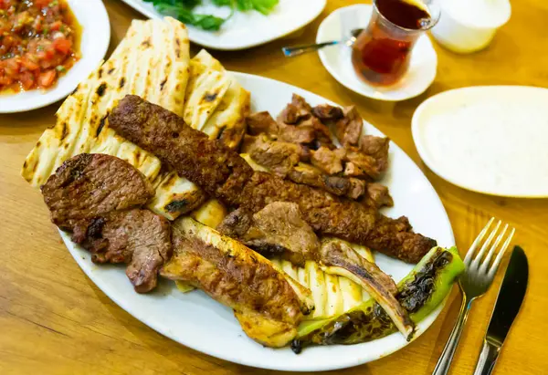 Türk Kırmızı Tabağı Yemek Masasında Düz Ekmek Içeceklerle Servis Ediliyor — Stok fotoğraf