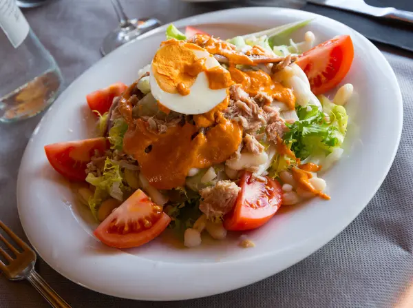 Salade Xatonada Met Tonijnconserven Zoute Ansjovis Hoge Kwaliteit Foto — Stockfoto