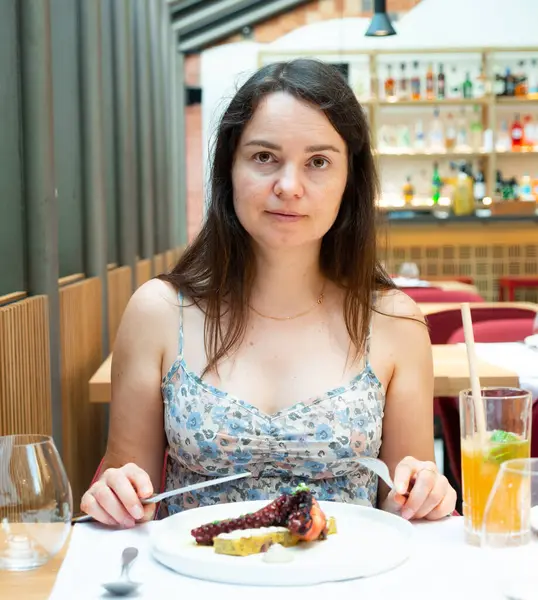 레스토랑에서 테이블에 앉아서 코카서스 여성의 초상화 — 스톡 사진
