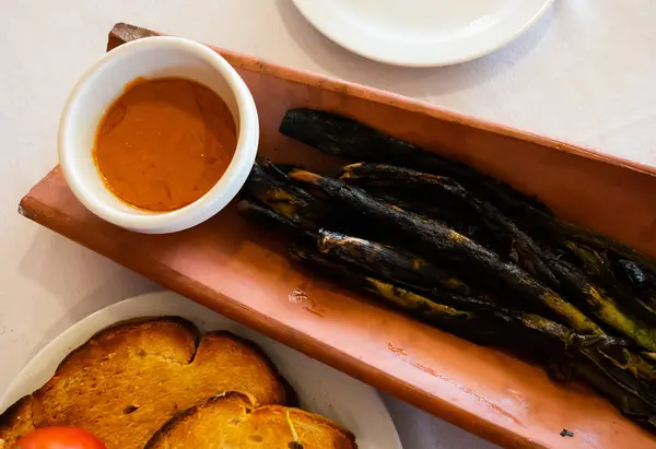 Calcots Zwiebeln Serviert Auf Teller Mit Romesco Sauce Traditionelle Katalanische — Stockfoto