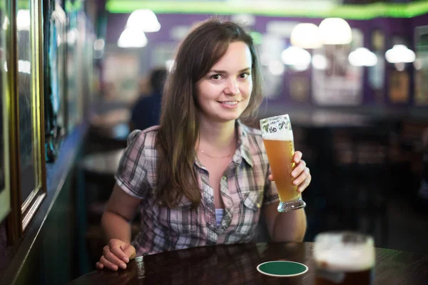 Gelukkig Sexy Meisje Zit Bar Met Bier Glas — Stockfoto