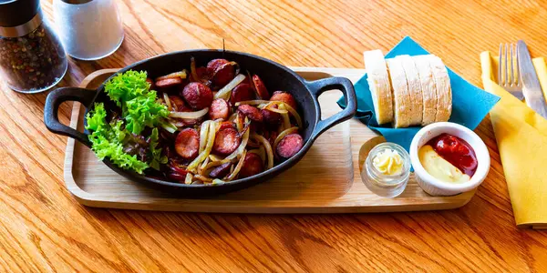 辣味烤香肠 洋葱配以生菜和酱油 受欢迎的波兰菜 — 图库照片