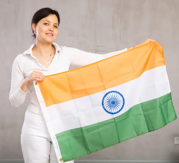 Reliant Positivo Jovem Mulher Detém Grande Bandeira Nacional Índia Com — Fotografia de Stock