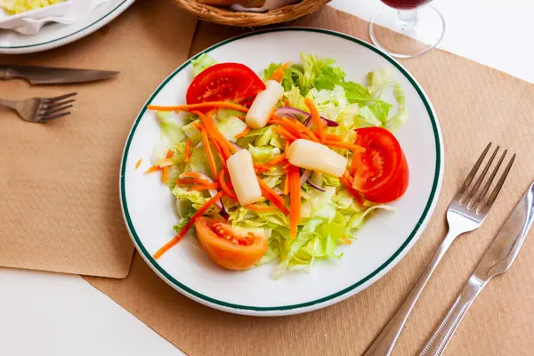 Ensalada Refrescante Con Tomates Picados Cebolla Rodajas Zanahoria Verduras — Foto de Stock