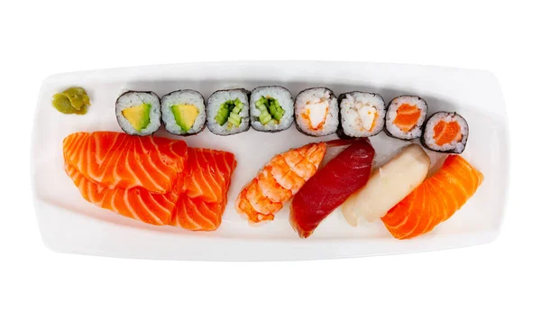 寿司设置与鲑鱼 生鱼片和黑鱼卷在白色狭窄的矩形盘 日本传统亚洲菜 美食旅游 在白色背景下被隔离 — 图库照片