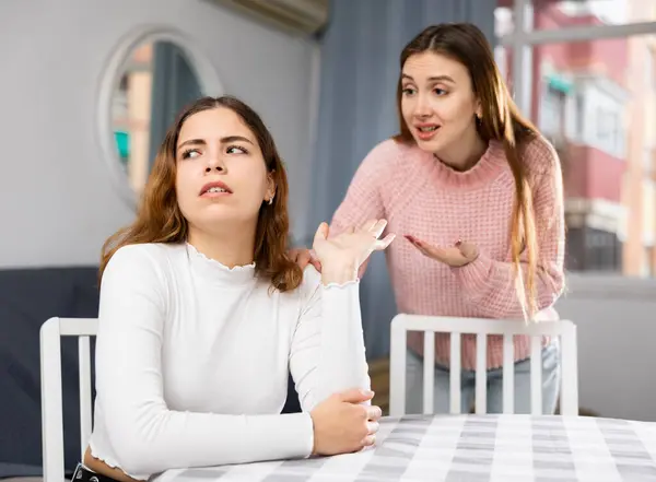 Zdenerwowana Młoda Kobieta Ignorująca Dziewczynę Prosząca Wybaczenie Próbująca Rozmawiać Kłótni — Zdjęcie stockowe