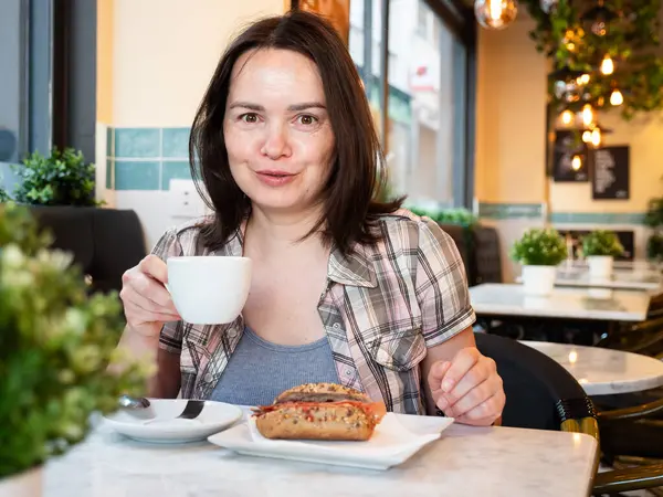 샌드위치와 커피를 마시는 카페에서 식사를 — 스톡 사진