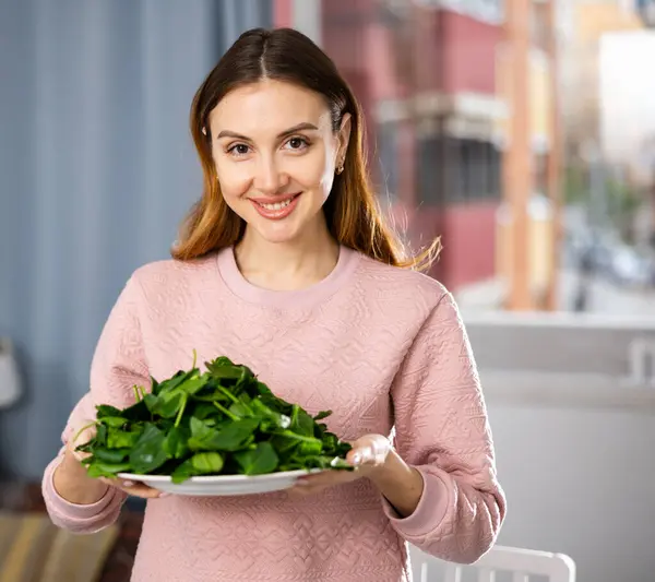 Mutlu Kız Lezzetli Ispanak Salatası Yapıyor — Stok fotoğraf