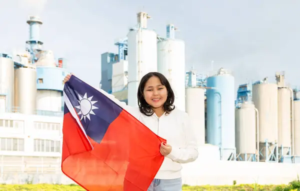 Šťastná Mladá Žena Drží Velkou Vlajku Tchaj Wanu Pozadí Továrny — Stock fotografie