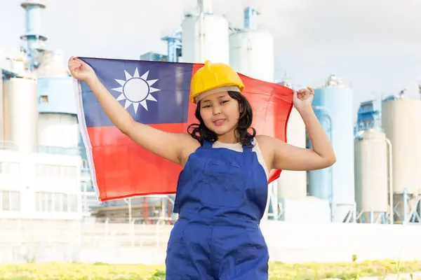 Kasklı Neşeli Genç Bir Kadın Büyük Tayvan Bayrağıyla Fabrikanın Arka — Stok fotoğraf