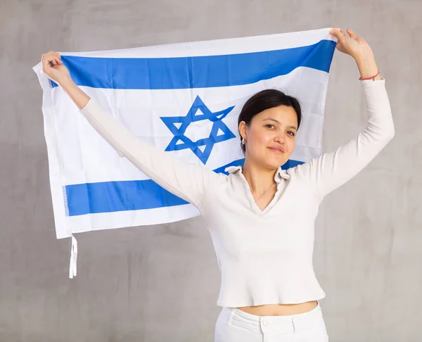Portrét Mladé Usměvavé Ženy Neformálním Oblečení Pózující Vlajkou Izraele Studiu — Stock fotografie