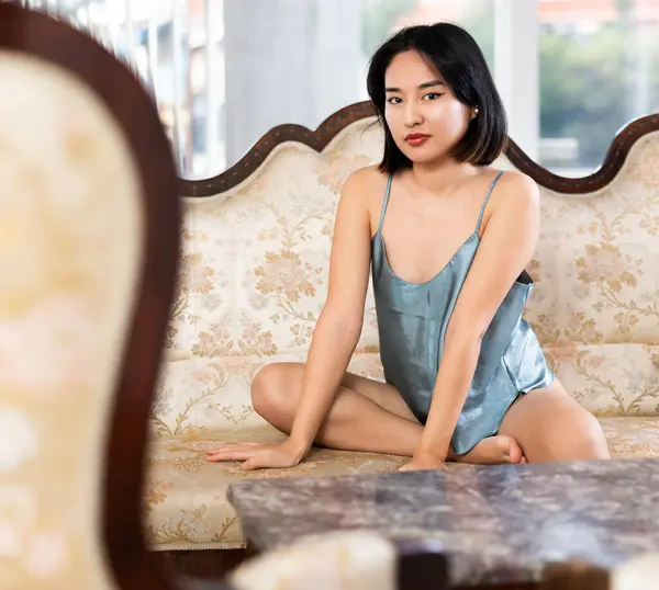 Štíhlá Dívka Noční Košili Pózuje Luxusním Domácím Interiéru — Stock fotografie