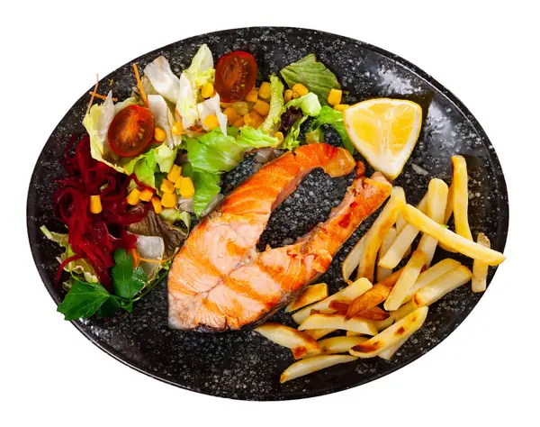 鲑鱼片与土豆和新鲜蔬菜沙拉一起放在盘子里 在白色背景下被隔离 — 图库照片