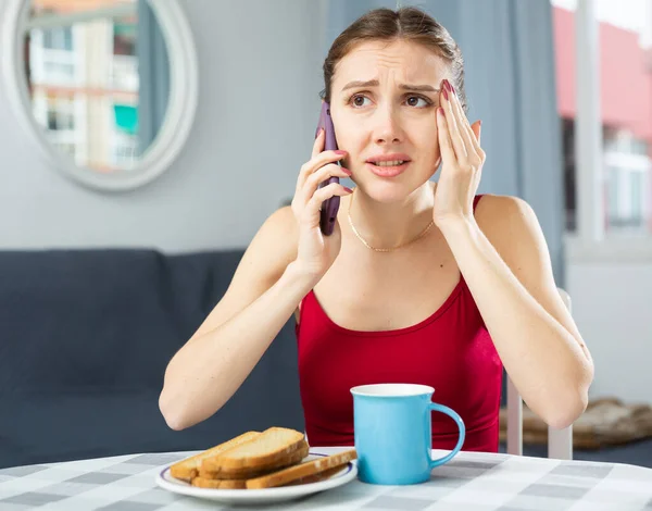 Displeased Woman Talking Mobile Phone While Sitting Dinner Table Home — Stock Photo, Image