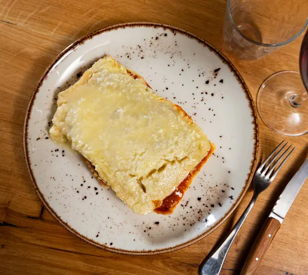 Appetitliche Lasagne Mit Fleisch Und Käse Auf Platte Serviert — Stockfoto