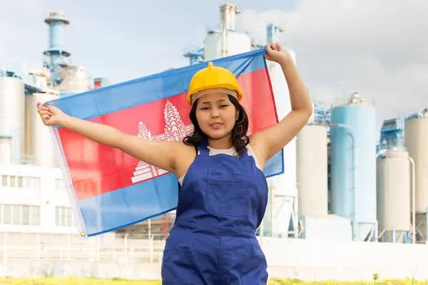Государственный Флаг Камбоджи Руках Девушки Комбинезоне Фоне Современного Металлургического Завода — стоковое фото