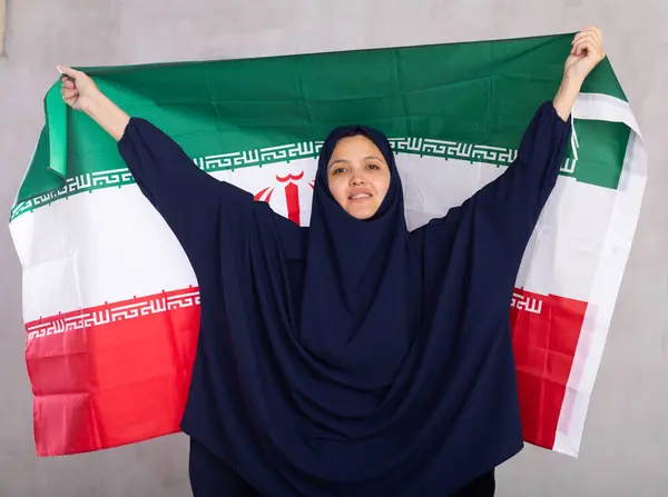 身穿头巾 手持伊朗国旗在演播室摆姿势的年轻阳性女性的特写镜头 — 图库照片