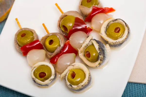 Delicious Appetizer Salted Anchovies Pickled Olives Bell Pepper Onion Skewers — Stock Photo, Image