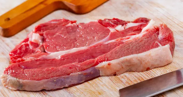 Ingrediënten Voor Het Koken Verse Rauwe Rundvlees Entrecote Houten Snijplank — Stockfoto