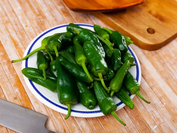 Lots Green Peppers Wooden Cutting Board — 图库照片