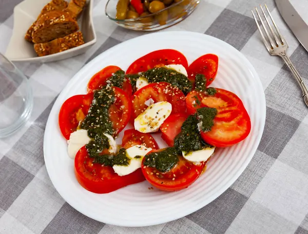 Świeża Włoska Sałatka Caprese Mozzarellą Pomidorami Białym Talerzu — Zdjęcie stockowe