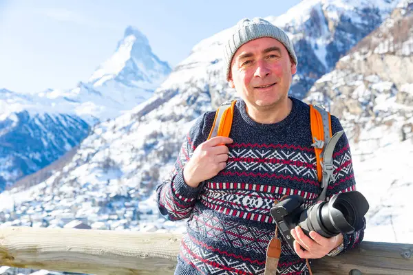 Позитивный Взрослый Мужчина Страстью Фотографии Путешествует Швейцарским Альпам Стоя Камерой — стоковое фото