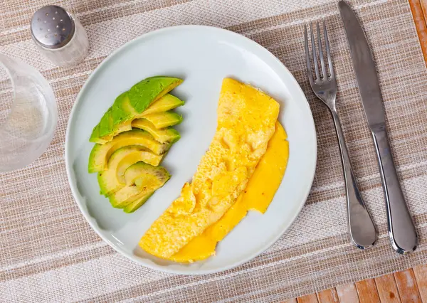 Light Hearty Breakfast Served Restaurant Delicate Omelette Half Avocado Fruit — Stock Photo, Image