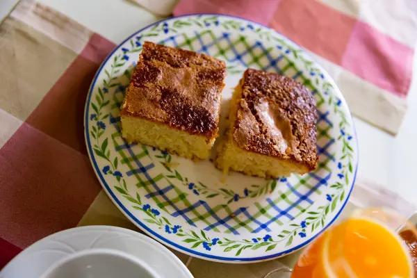 Landelijk Ontbijt Snijdjes Donzige Cake Met Suikerkorst Geserveerd Met Vers — Stockfoto