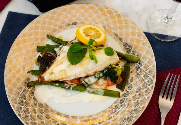 レモン 焼き野菜 ホワイトソースとゴーストタイドラダのおいしいグリルフィレ — ストック写真