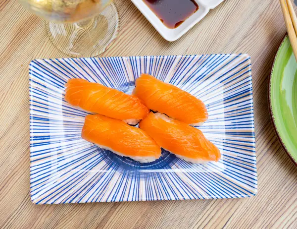 黑鬼寿司配鲑鱼美味的日本传统食品 美味的海鲜 餐厅概念 食物背景 — 图库照片